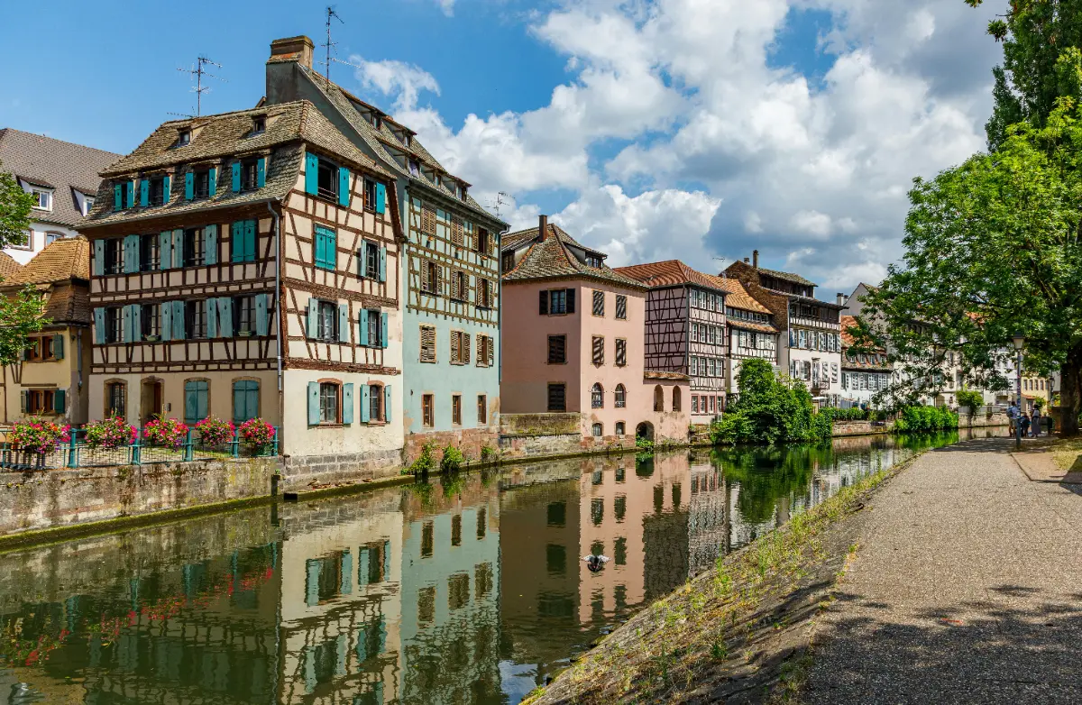 Agence immobilière Erstein — couple Anne et Fabrice souriant devant leur agence